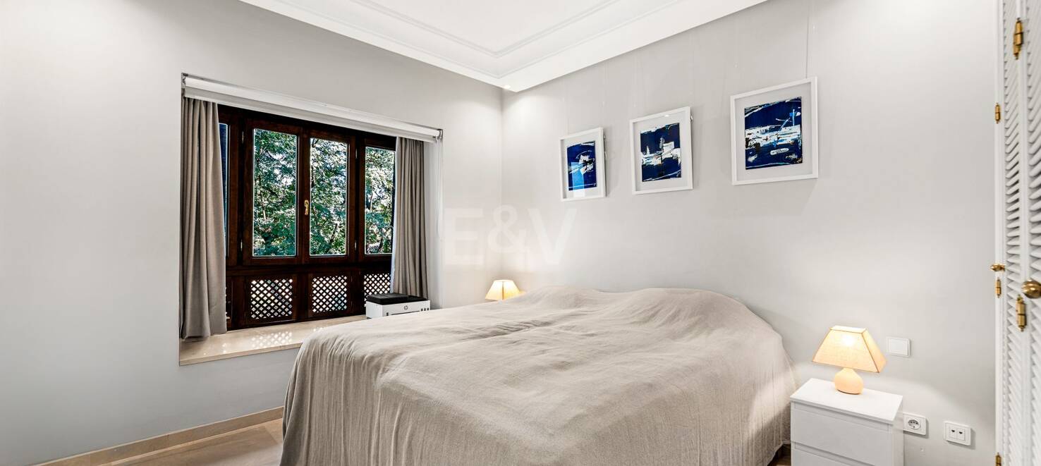 Elegant frontline beach apartment