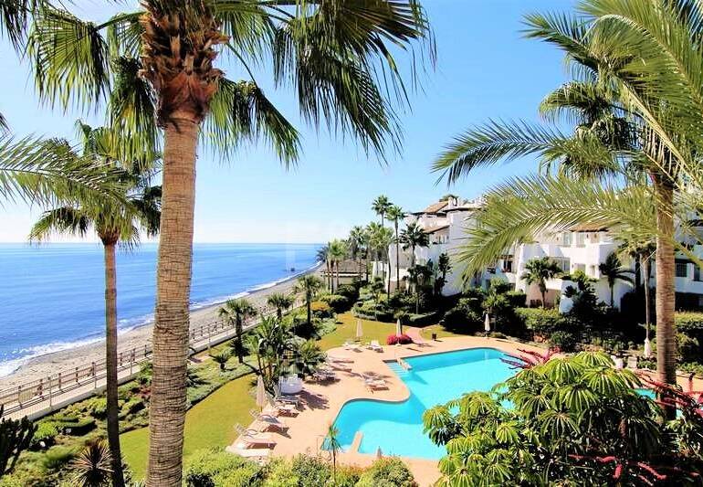 Elegant Apartment in Beachfront Gated Community, Walking Distance to Puerto Banús