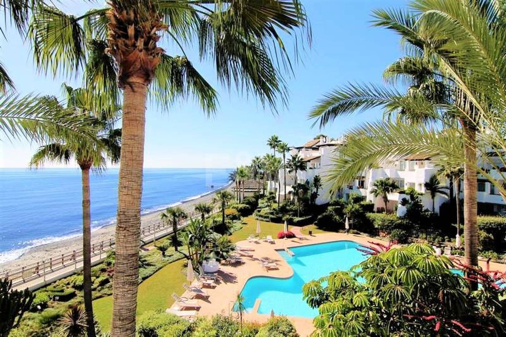 Elegant Apartment in Beachfront Gated Community, Walking Distance to Puerto Banús