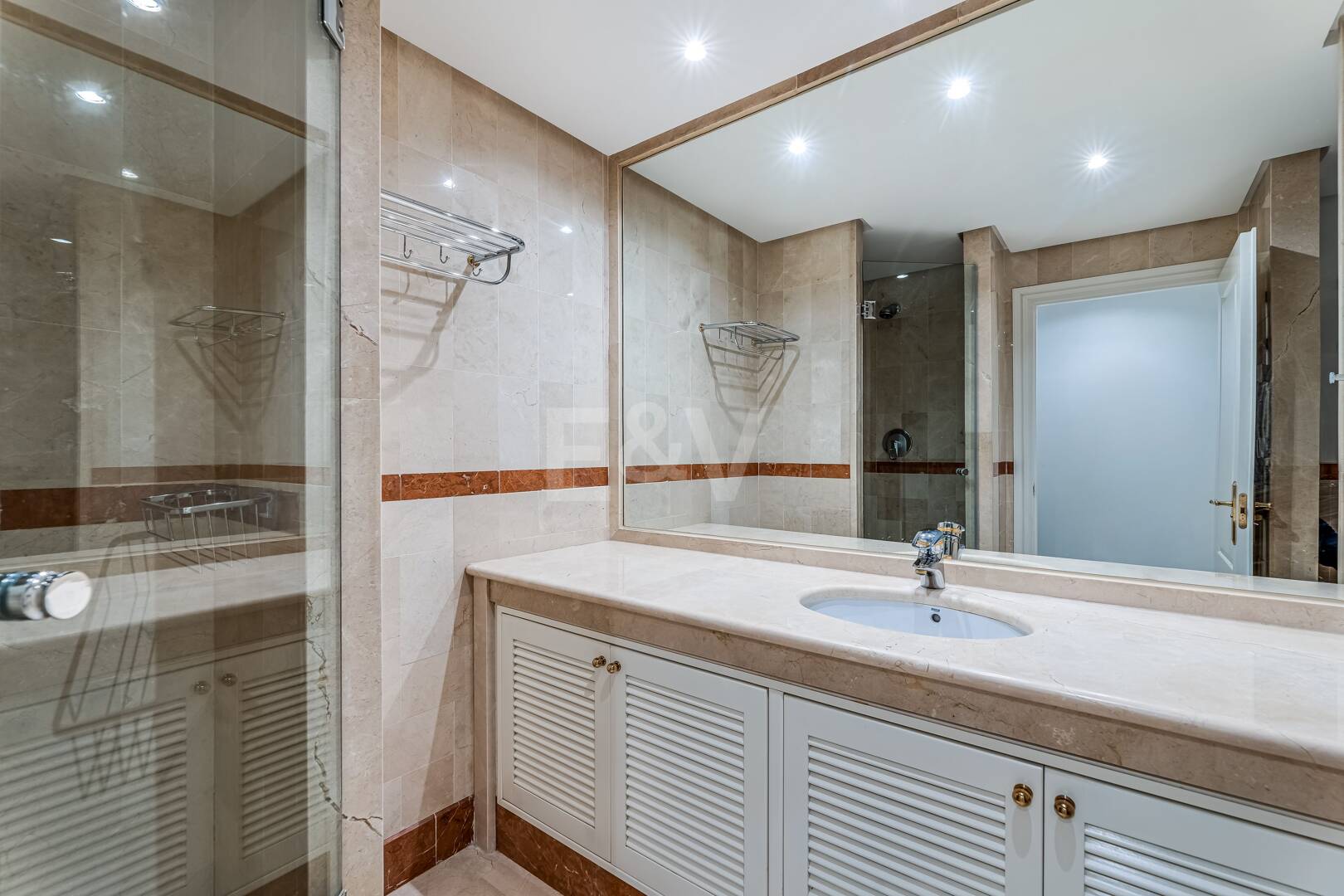 Elegant Apartment in Beachfront Gated Community, Walking Distance to Puerto Banús