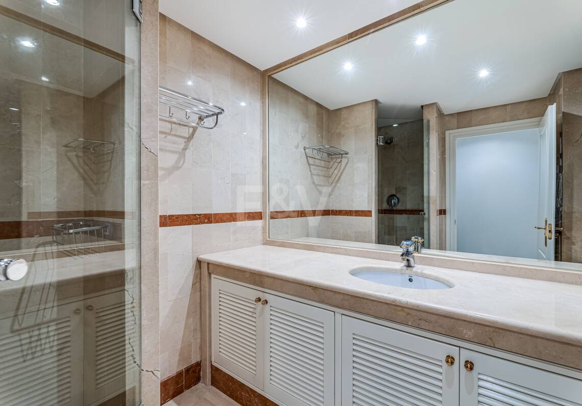 Elegancki apartament w Beachfront Gated Community, Walking Distance to Puerto Banús