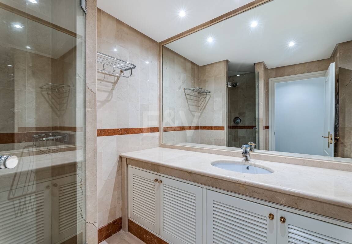 Elegant Apartment in Beachfront Gated Community, Walking Distance to Puerto Banús