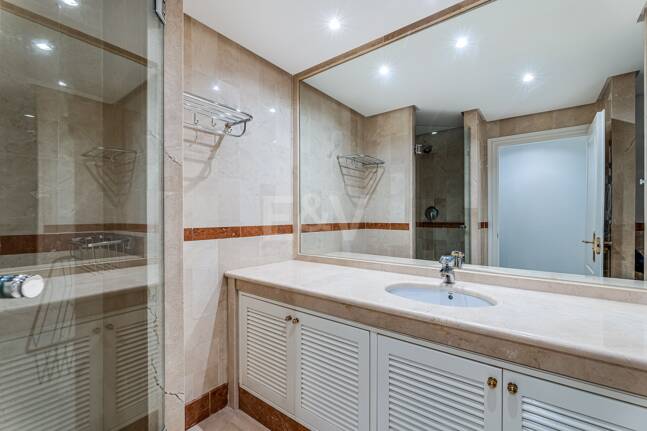 Elegant Apartment in Beachfront Gated Community, Walking Distance to Puerto Banús