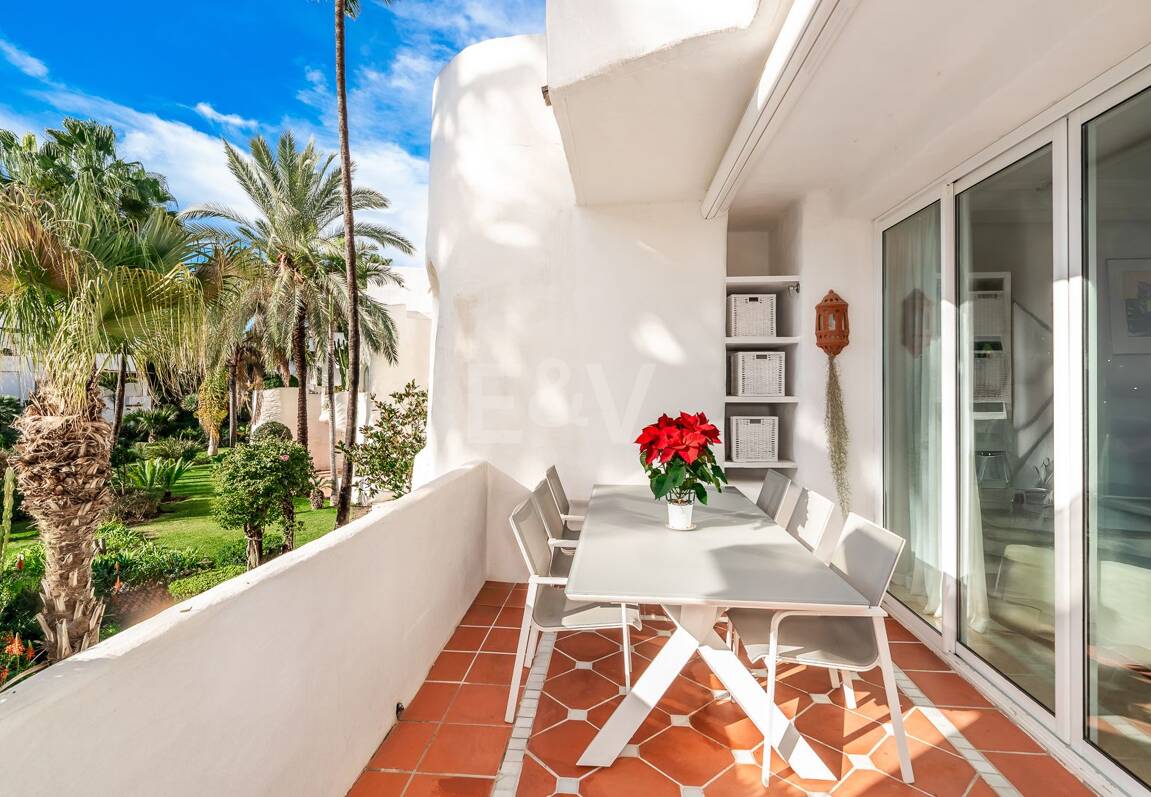 Elegant Apartment in Beachfront Gated Community, Walking Distance to Puerto Banús