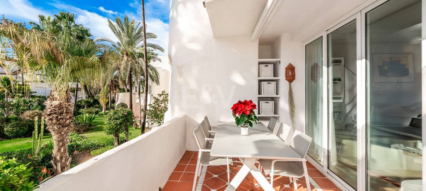 Elegant frontline beach apartment