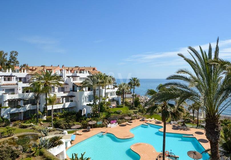 Elegant Apartment in Beachfront Gated Community, Walking Distance to Puerto Banús