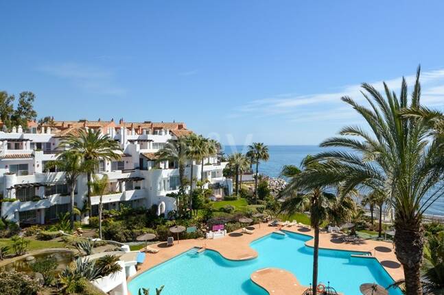 Elegant Apartment in Beachfront Gated Community, Walking Distance to Puerto Banús