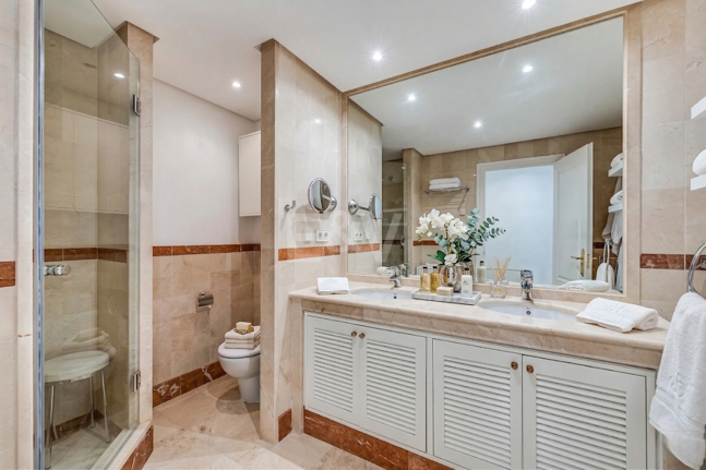 Elegant Apartment in Beachfront Gated Community, Walking Distance to Puerto Banús