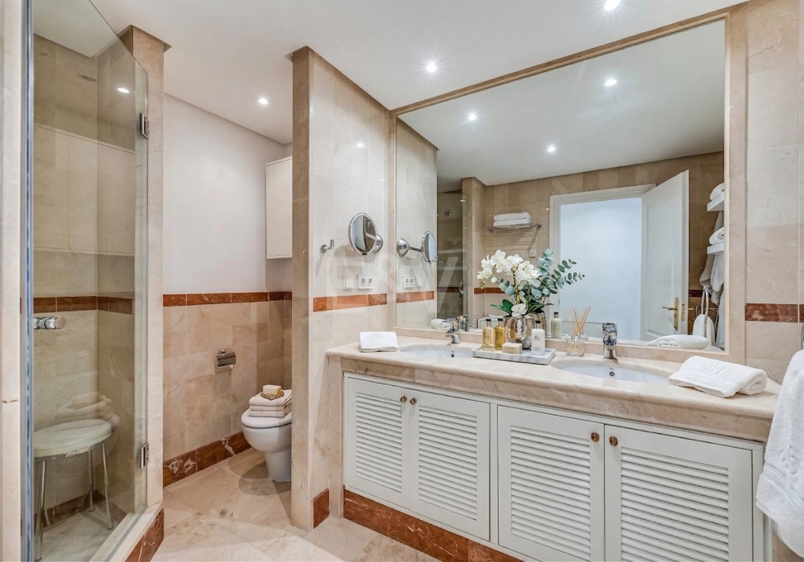 Elegancki apartament w Beachfront Gated Community, Walking Distance to Puerto Banús