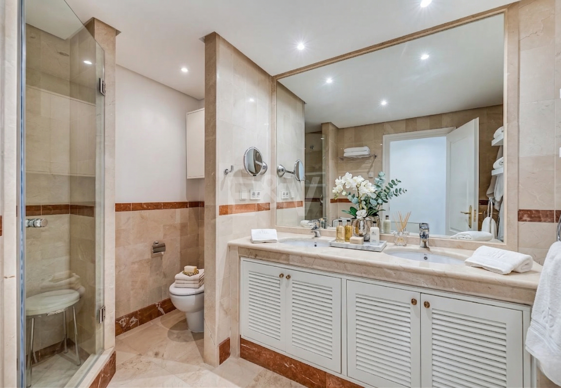 Elegant Apartment in Beachfront Gated Community, Walking Distance to Puerto Banús