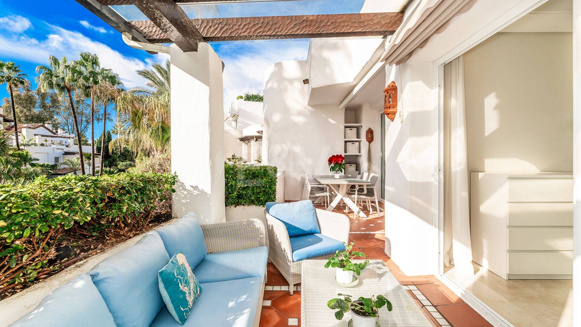 Elegant Apartment in Beachfront Gated Community, Walking Distance to Puerto Banús