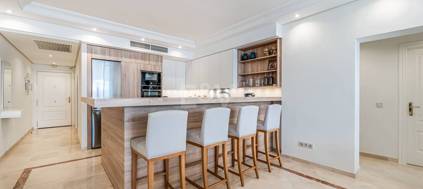 Elegant frontline beach apartment