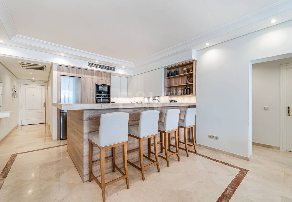 Elegant Apartment in Beachfront Gated Community, Walking Distance to Puerto Banús