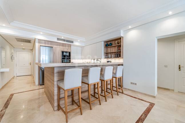 Elegant Apartment in Beachfront Gated Community, Walking Distance to Puerto Banús