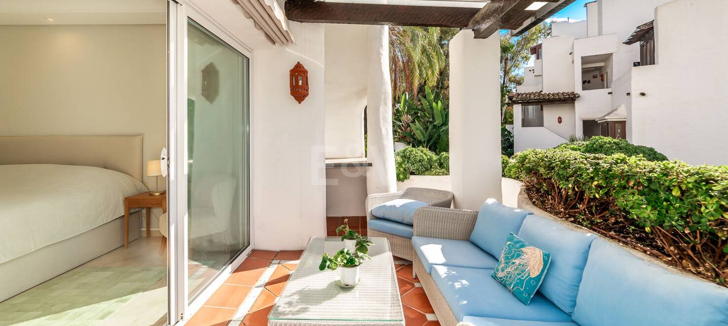 Elegant frontline beach apartment