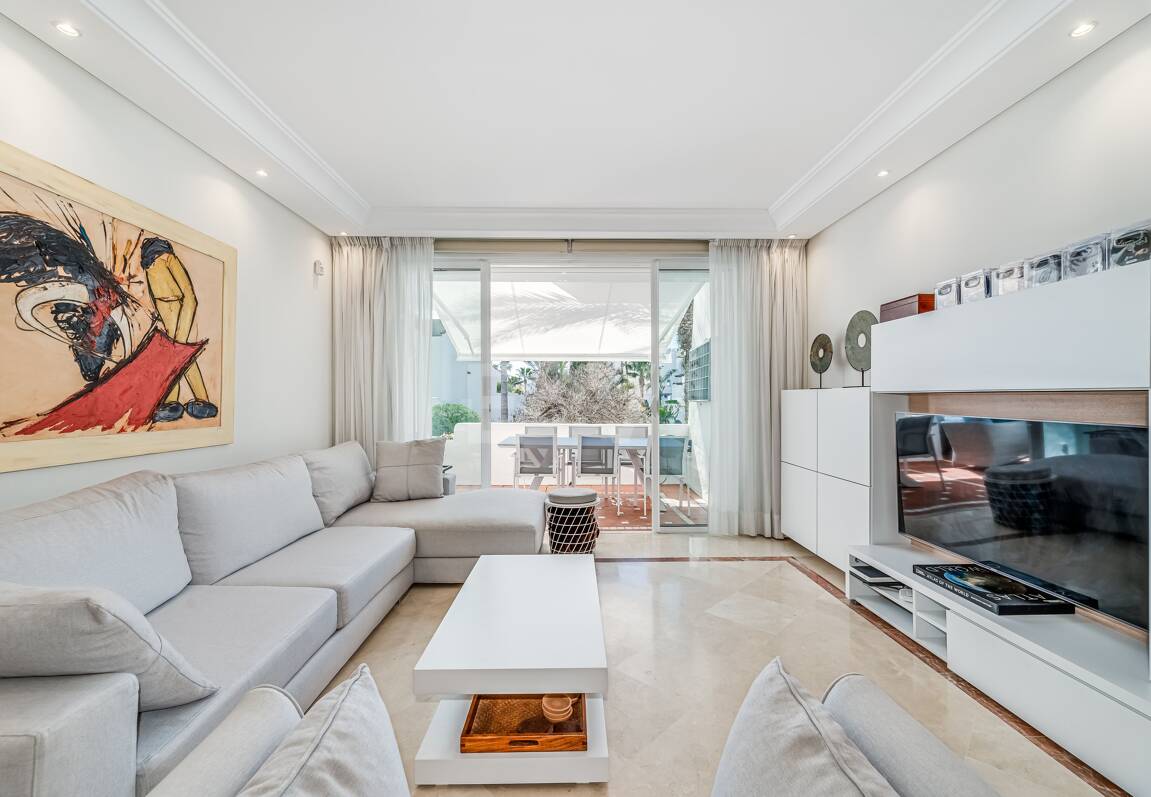 Elegant Apartment in Beachfront Gated Community, Walking Distance to Puerto Banús