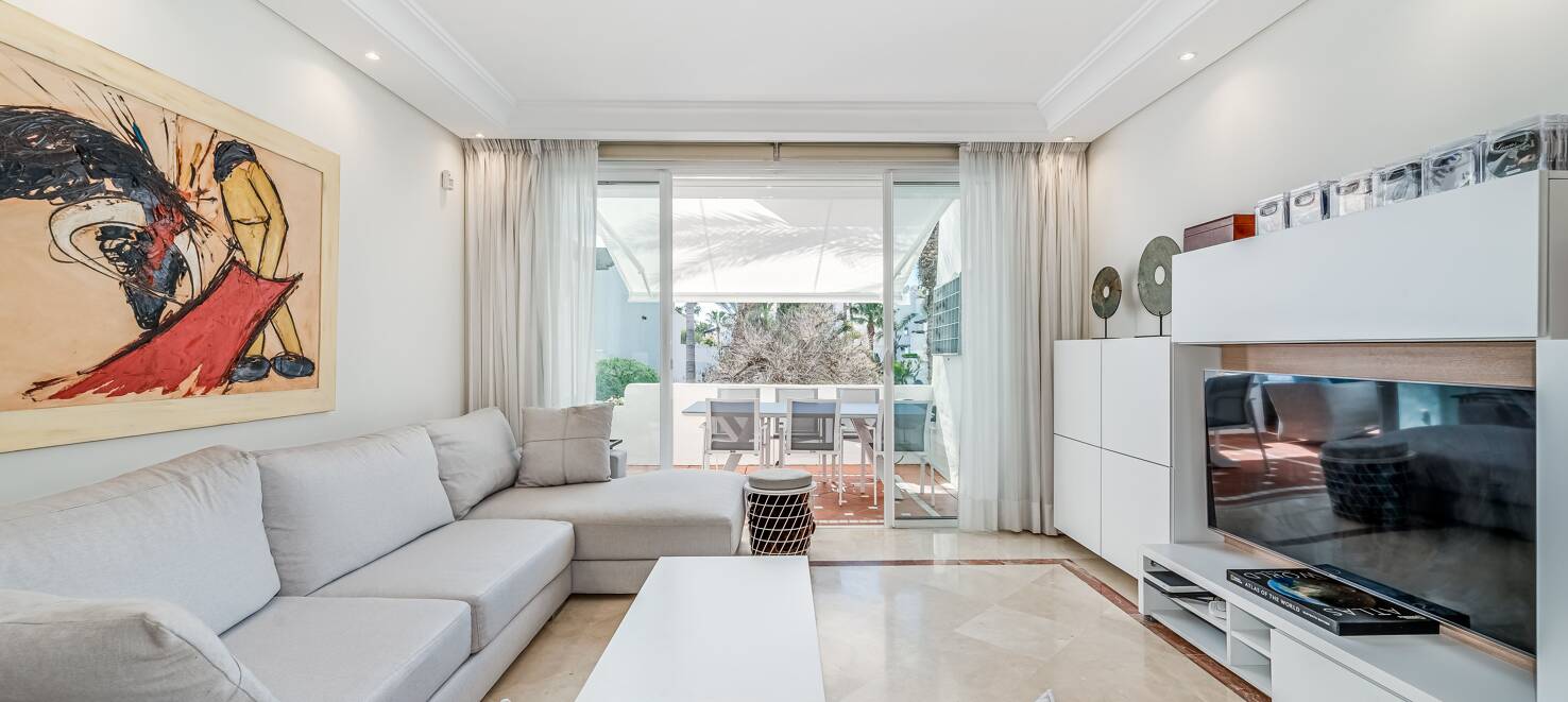 Elegant frontline beach apartment