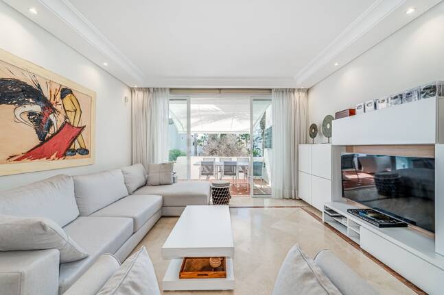 Elegant Apartment in Beachfront Gated Community, Walking Distance to Puerto Banús