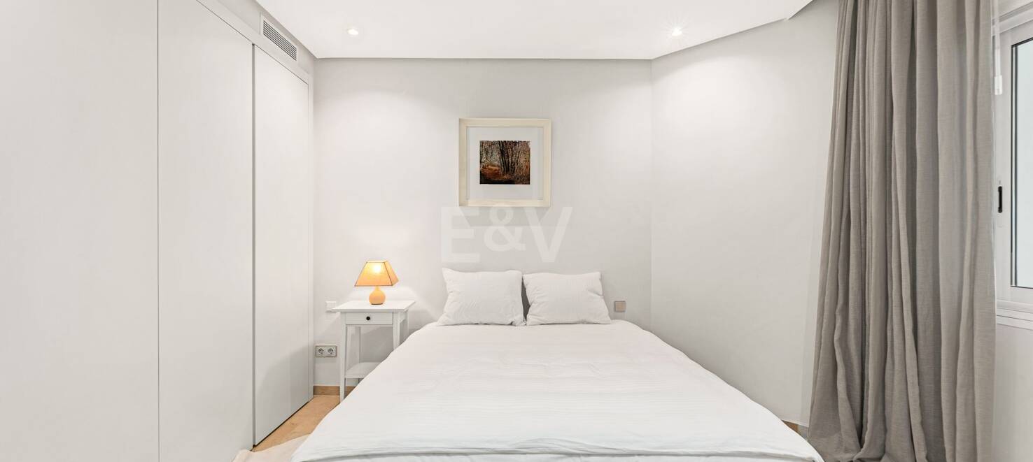 Elegant frontline beach apartment