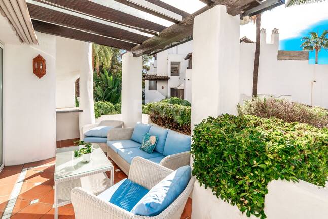 Elegant Apartment in Beachfront Gated Community, Walking Distance to Puerto Banús