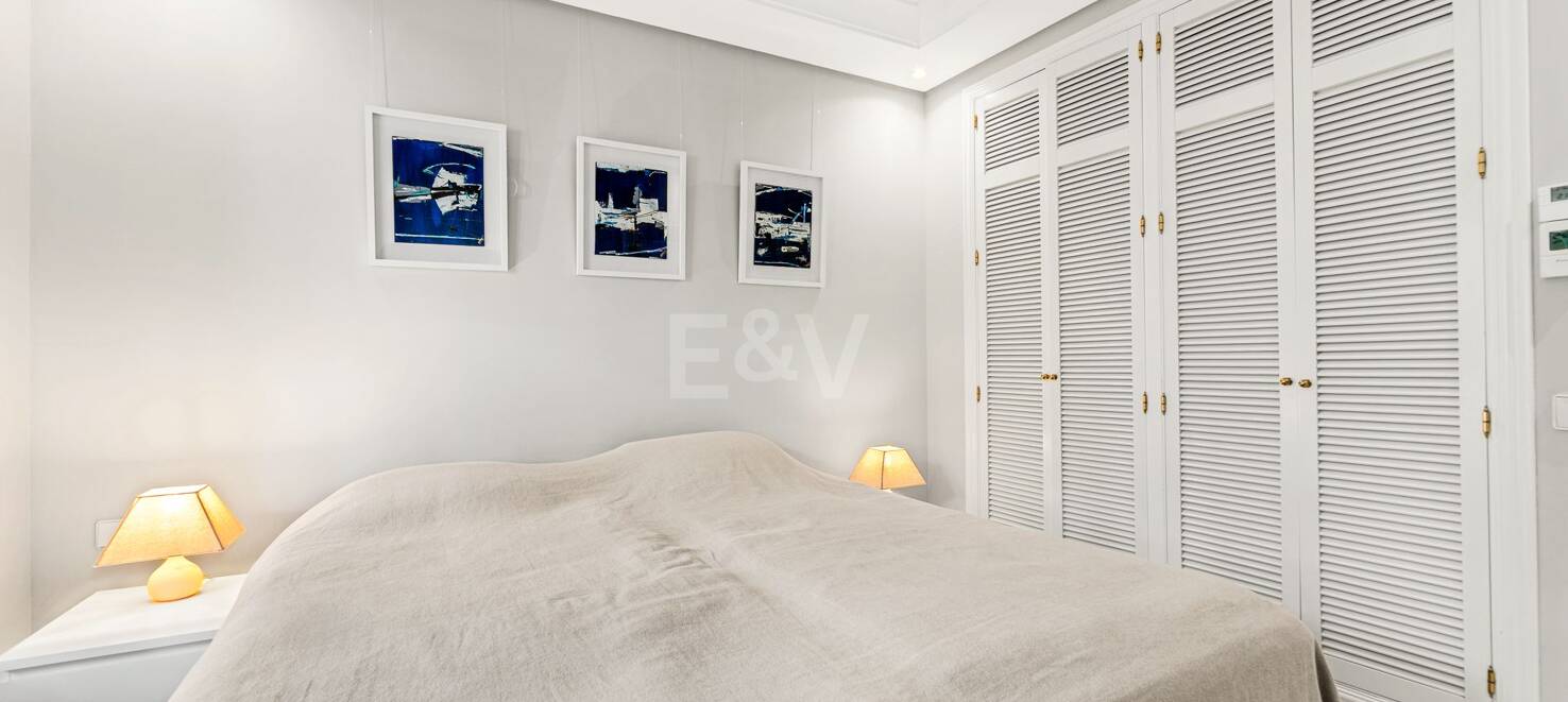 Elegant frontline beach apartment