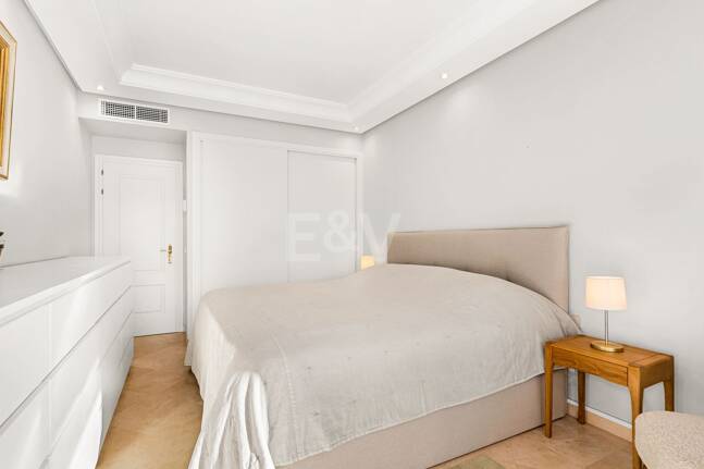 Elegant Apartment in Beachfront Gated Community, Walking Distance to Puerto Banús