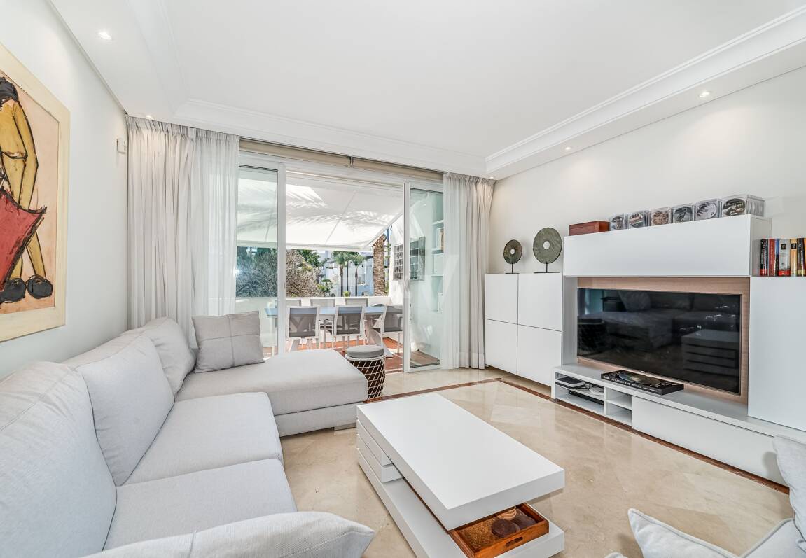 Elegant Apartment in Beachfront Gated Community, Walking Distance to Puerto Banús