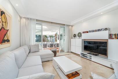 Elegant Apartment in Beachfront Gated Community, Walking Distance to Puerto Banús