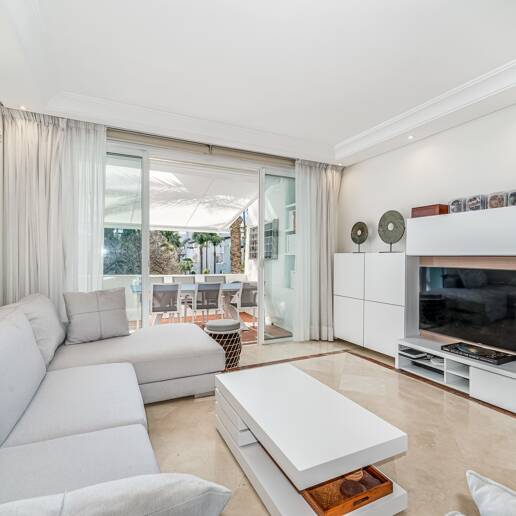 Elegant frontline beach apartment