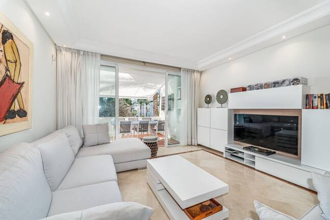 Elegant Apartment in Beachfront Gated Community, Walking Distance to Puerto Banús