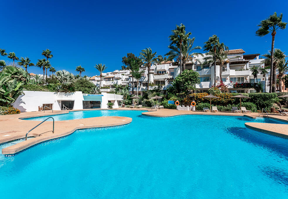 Elegant Apartment in Beachfront Gated Community, Walking Distance to Puerto Banús