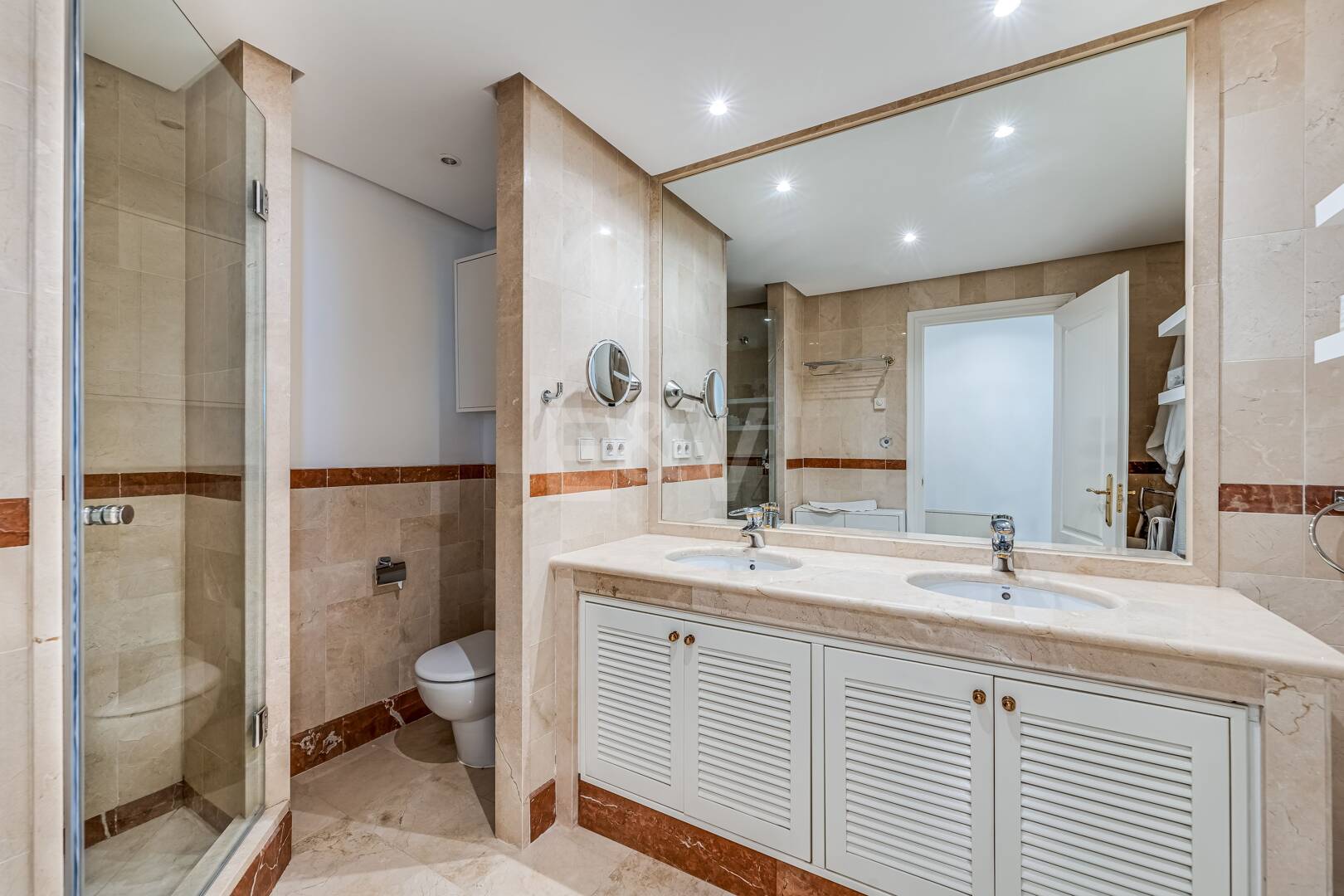 Elegant Apartment in Beachfront Gated Community, Walking Distance to Puerto Banús