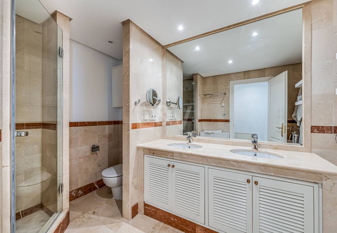 Elegant Apartment in Beachfront Gated Community, Walking Distance to Puerto Banús