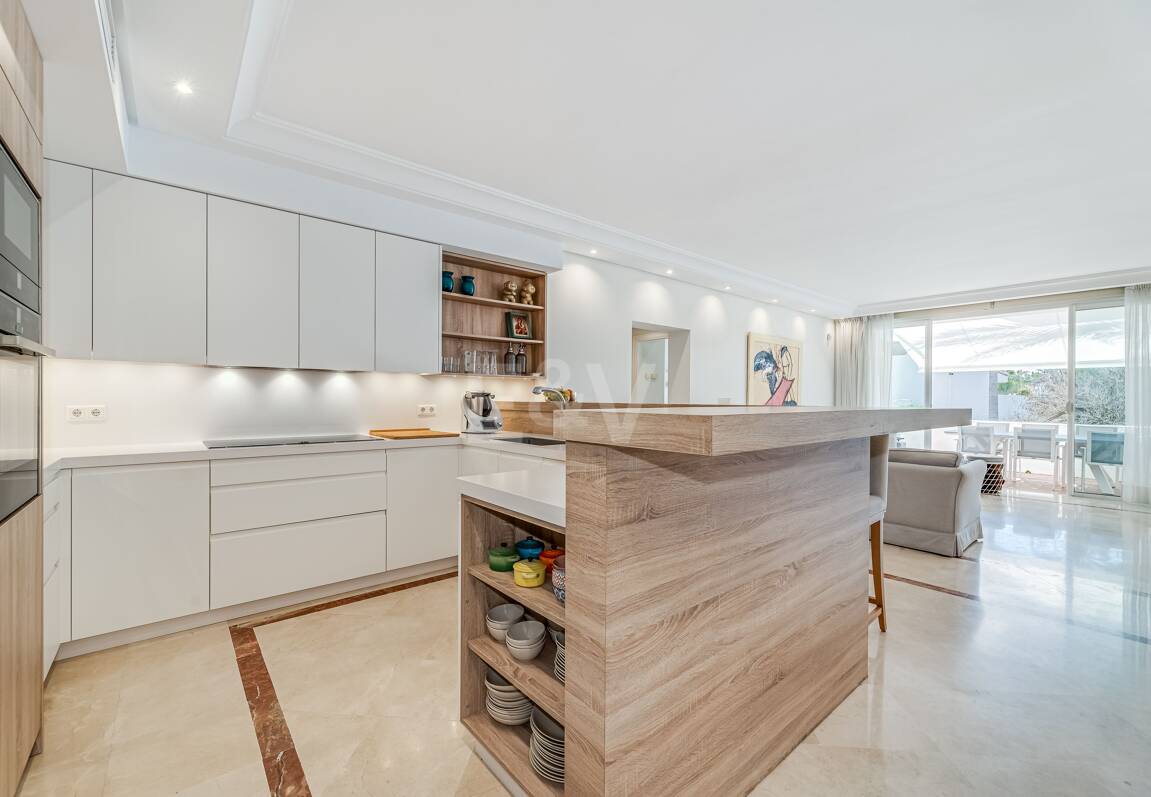 Elegant Apartment in Beachfront Gated Community, Walking Distance to Puerto Banús