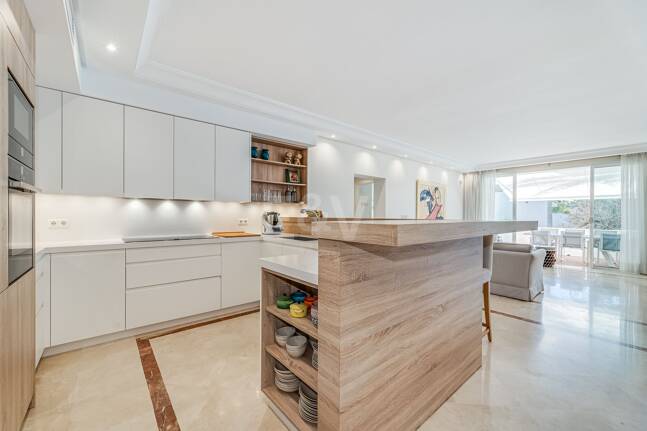 Elegant Apartment in Beachfront Gated Community, Walking Distance to Puerto Banús