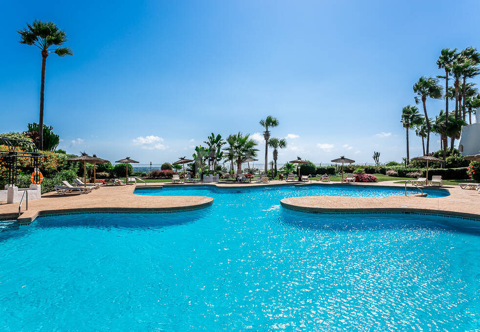 Elegant Apartment in Beachfront Gated Community, Walking Distance to Puerto Banús
