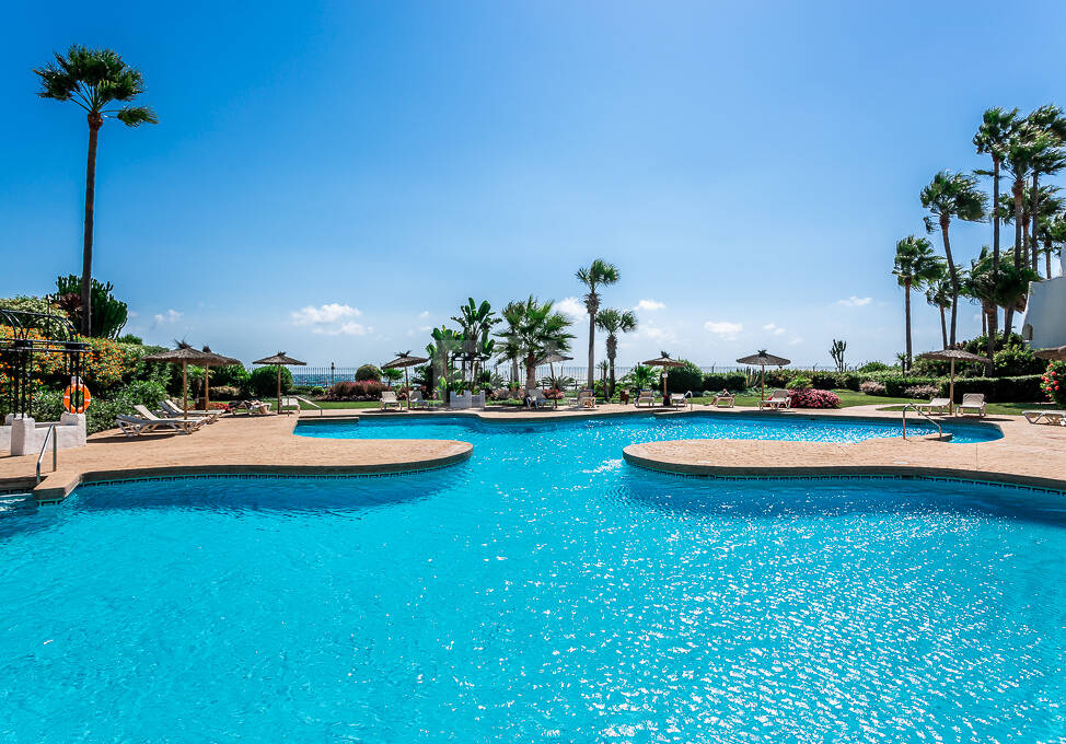 Elegancki apartament w Beachfront Gated Community, Walking Distance to Puerto Banús