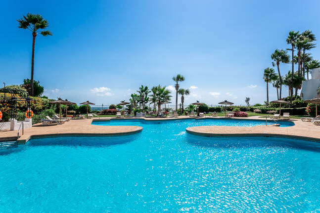Elegant Apartment in Beachfront Gated Community, Walking Distance to Puerto Banús