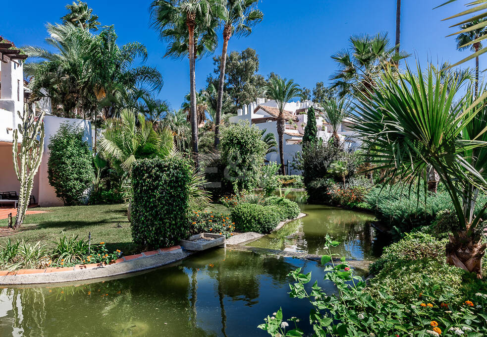 Elegant Apartment in Beachfront Gated Community, Walking Distance to Puerto Banús