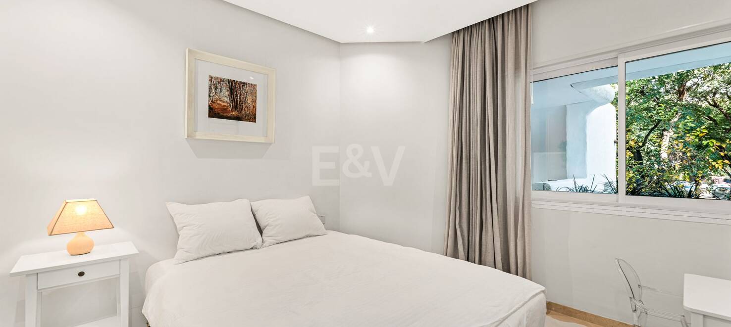 Elegant frontline beach apartment