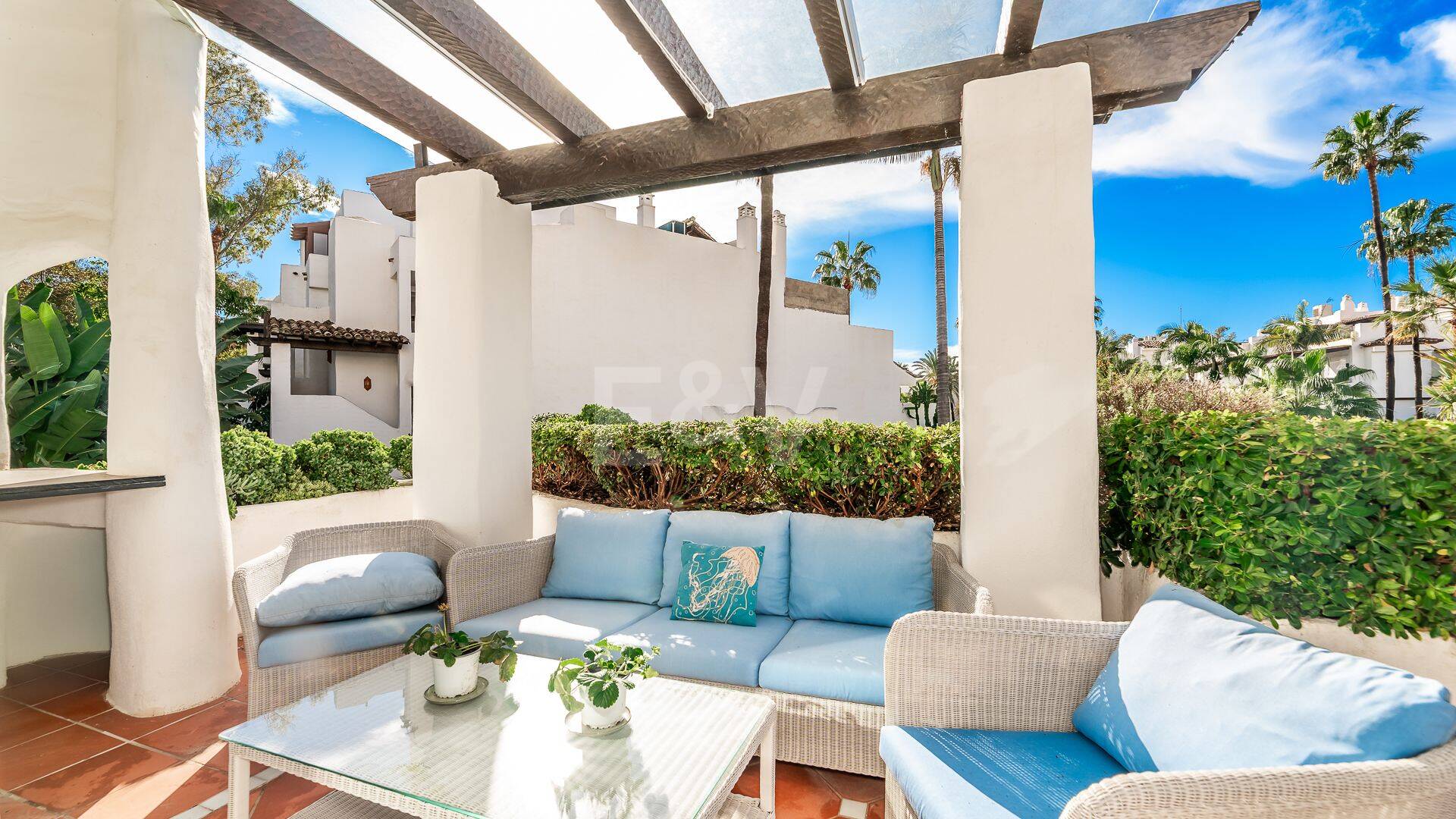 Elegant Apartment in Beachfront Gated Community, Walking Distance to Puerto Banús