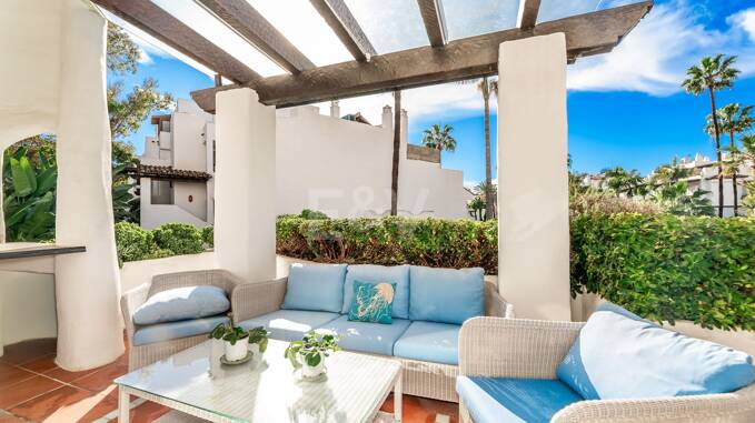 Elegantes Apartment in exklusiver, strandnaher Wohnanlage, nur wenige Schritte von Puerto Banús entfernt