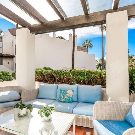 Elegant frontline beach apartment