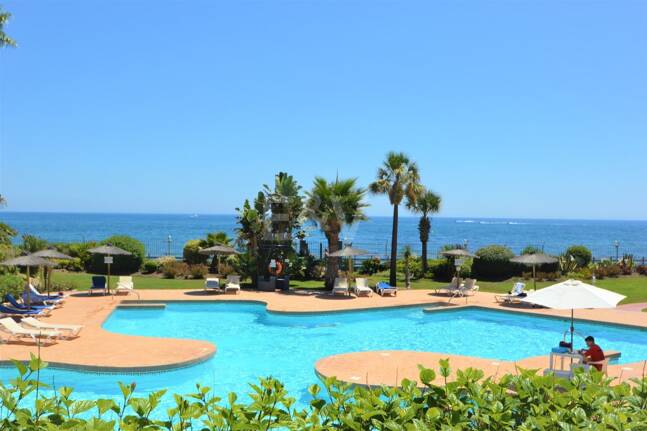 Elegant Apartment in Beachfront Gated Community, Walking Distance to Puerto Banús