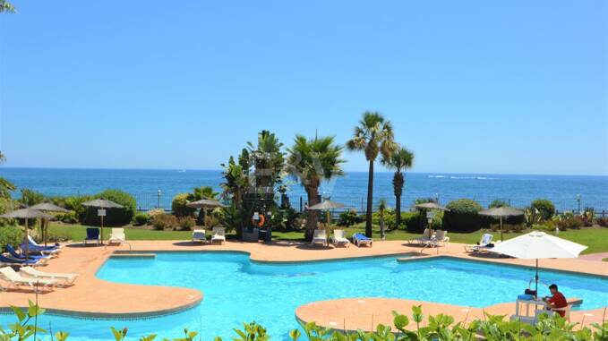 Elegantes Apartment in exklusiver, strandnaher Wohnanlage, nur wenige Schritte von Puerto Banús entfernt