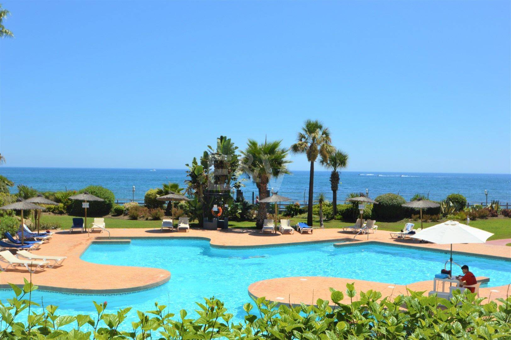 Elegant Apartment in Beachfront Gated Community, Walking Distance to Puerto Banús
