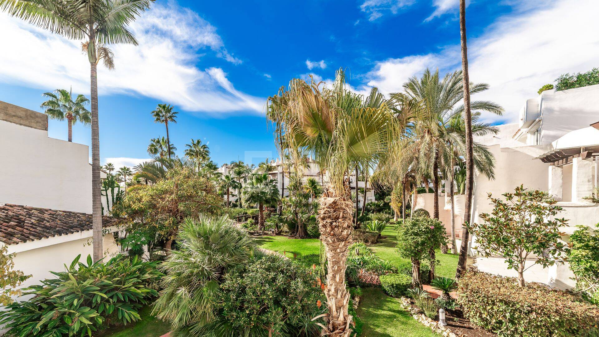 Elegant Apartment in Beachfront Gated Community, Walking Distance to Puerto Banús