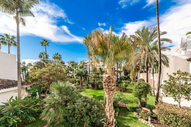 Elegant Apartment in Beachfront Gated Community, Walking Distance to Puerto Banús