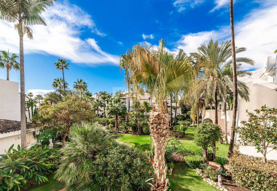 Elegant Apartment in Beachfront Gated Community, Walking Distance to Puerto Banús