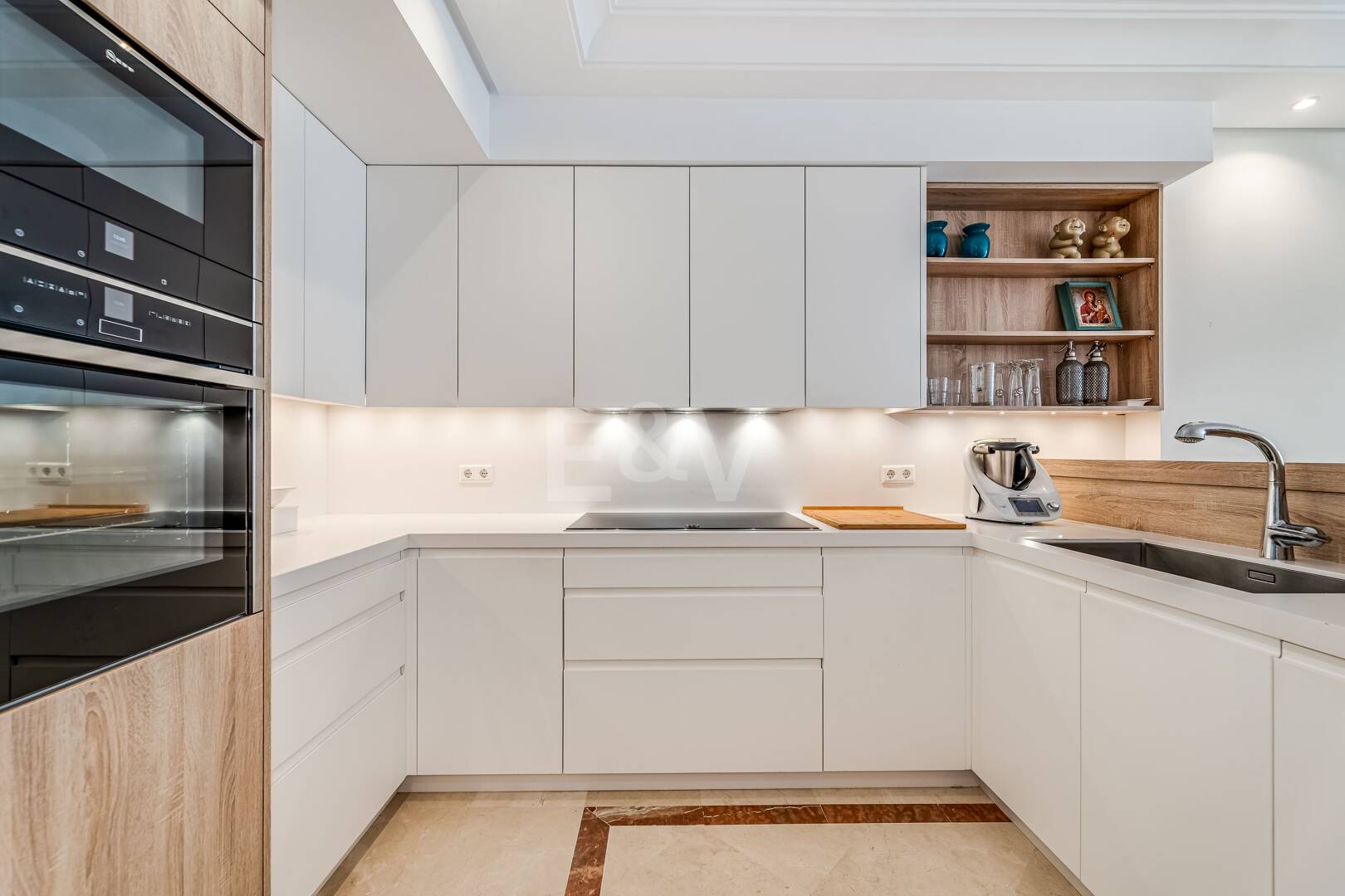 Elegant Apartment in Beachfront Gated Community, Walking Distance to Puerto Banús